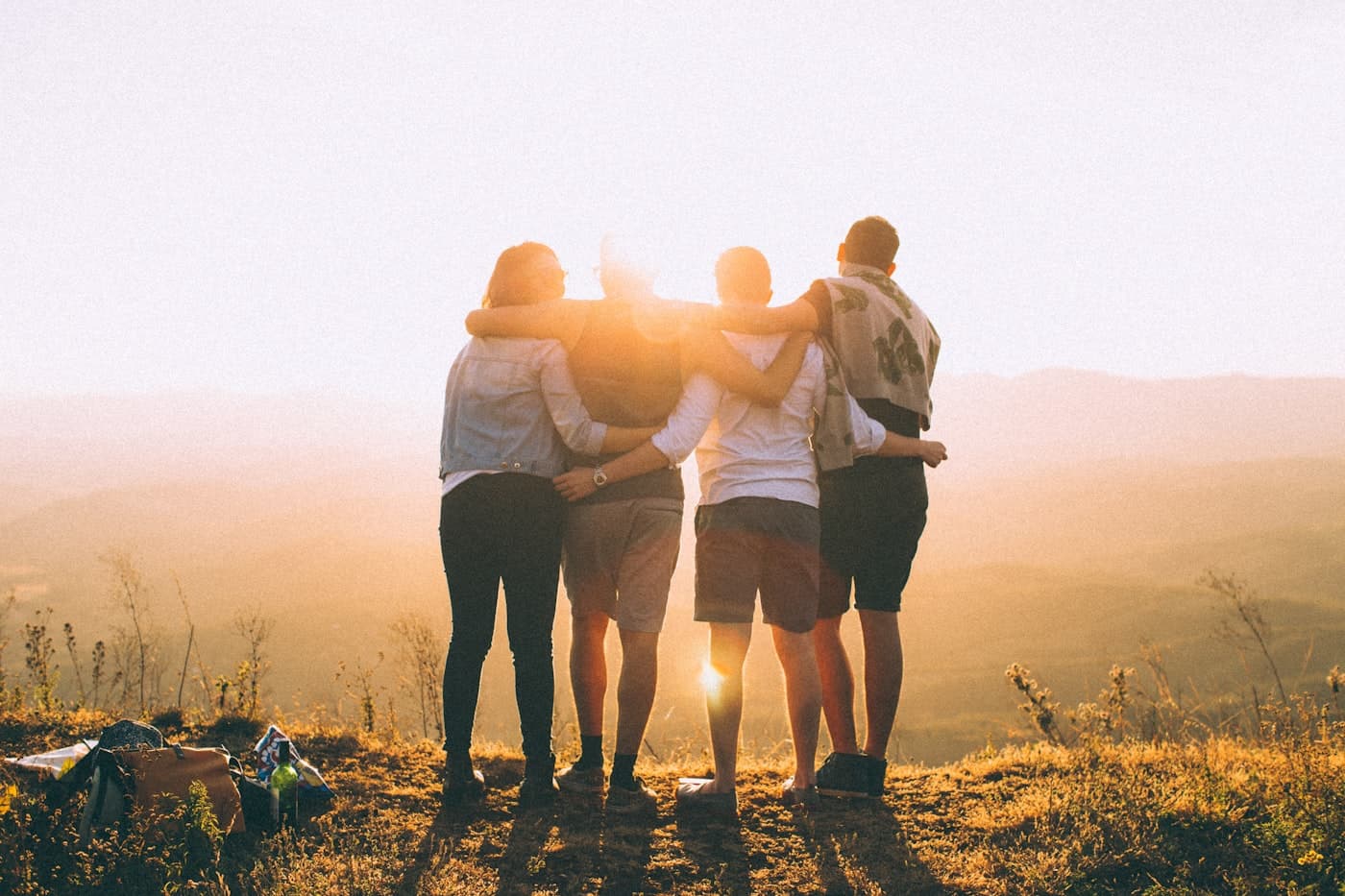 Menschen Arm in Arm beim Sonnenuntergang